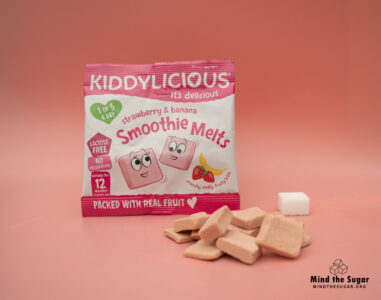 One pack of Kiddylicious Strawberry & Banana Smoothie Melts 6G contains 4g of sugar, equivalent to 1 sugar cube A photo of Kiddylicious Strawberry & Banana Smoothie Melts 6G pack with 1 cube of sugar.
